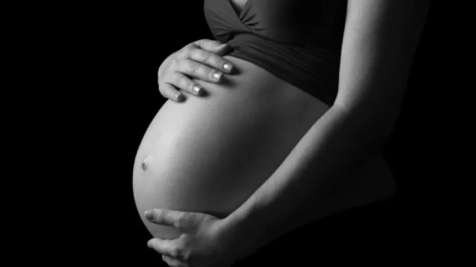 Fotografi på gravid kvinnas mage