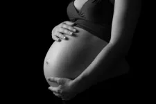 Fotografi på gravid kvinnas mage